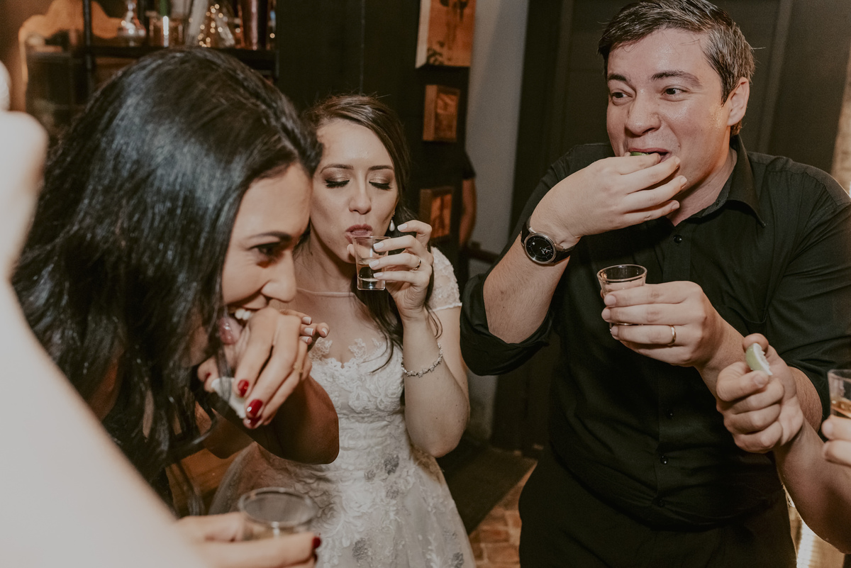 os noivos tomando tequila durante a festa de casamento, as fotos únicas e espontâneas do fotografo de  casamento sp  