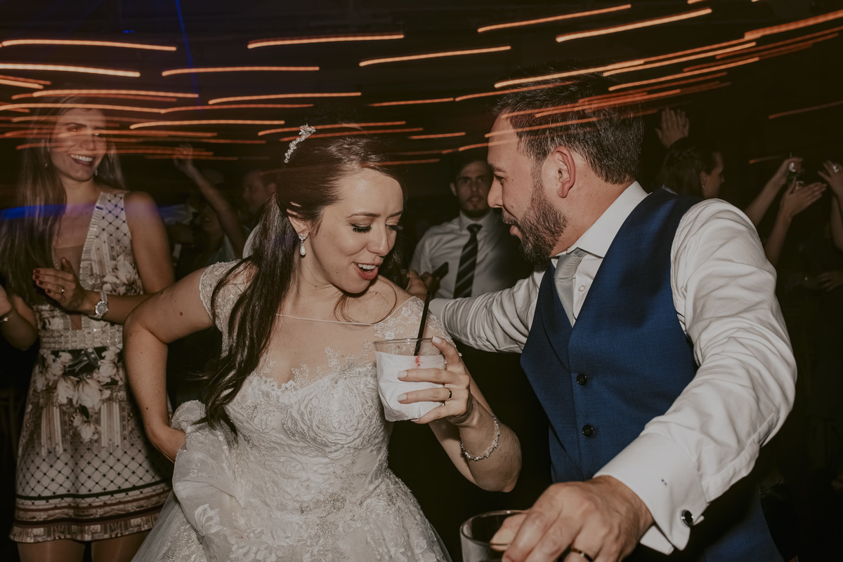 os noivos devem se divertir muito na festa pois ela passa muito rápido então aproveitem e dancem bastante para que as fotografias de casamento se tornem boas lembranças fotografo de casamento sp