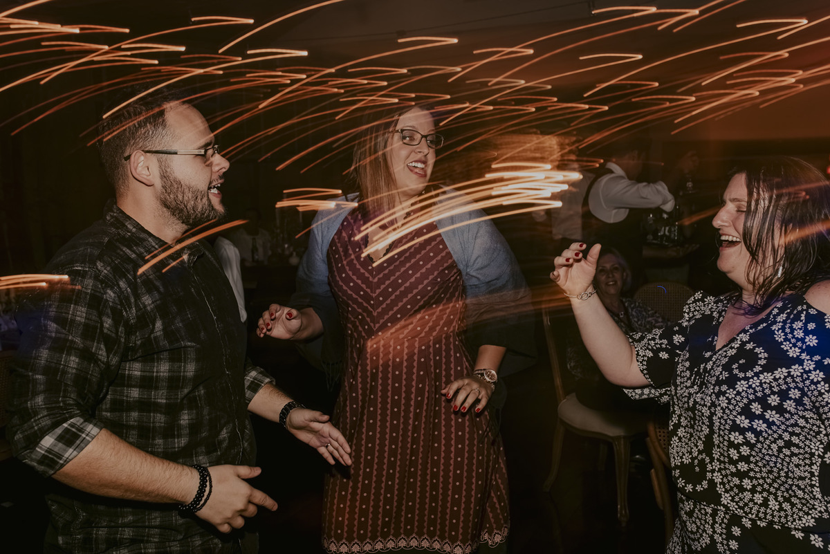 fotografia dinãmica e espontânea do casamento realizado no celeiro quintal fotografo de casamento sp