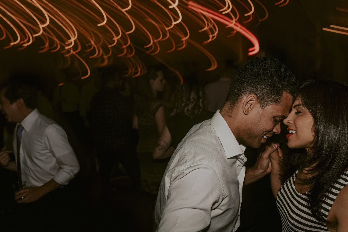 convidados se divertem muito e dançam ao som do dj hermes pina na festa de casamento realizada no celeiro quintal fotografo de casamento sp daniel okuyama
