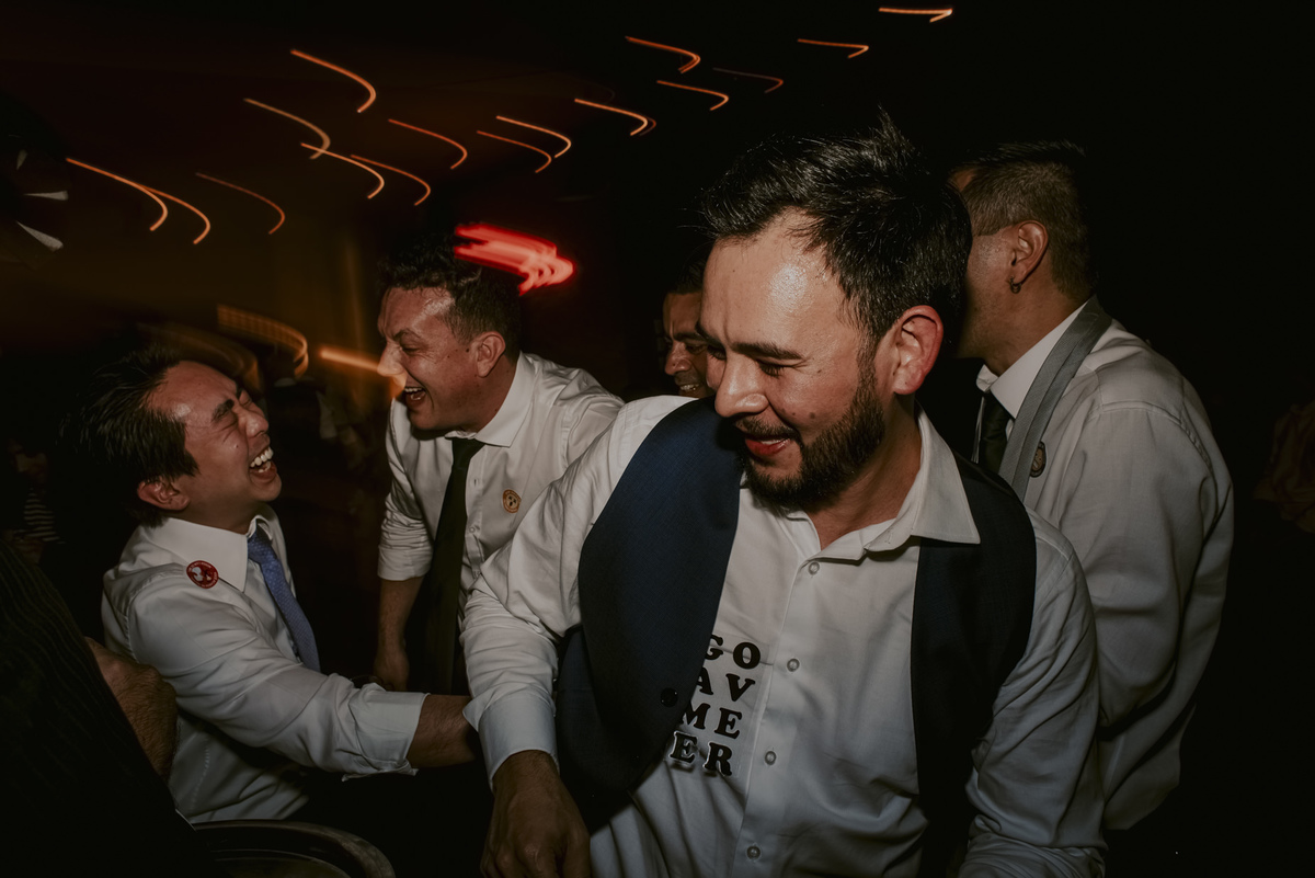 o noivo também de divertiu muito em sua festa de casamento, as fotos traduzem toda sua alegria que serve de inspiração para os casais que estão buscando um fotografo de casamento