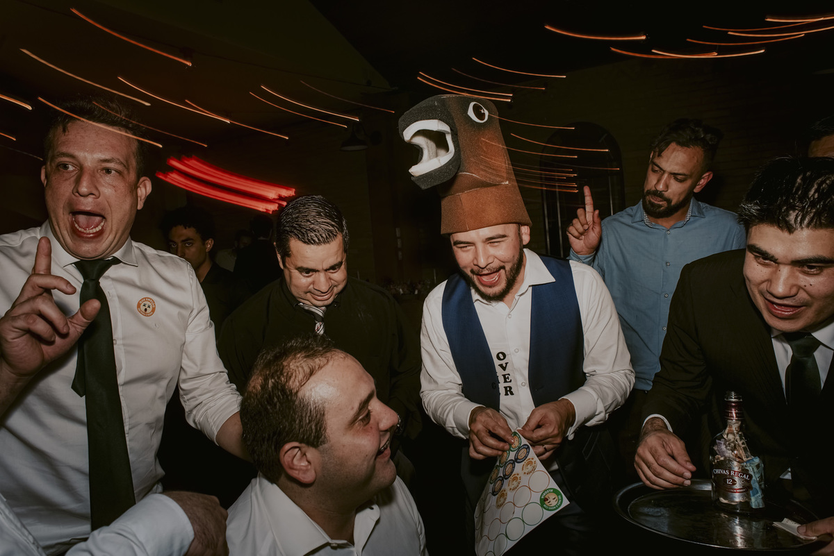 a hora de passar a gravata é um momento que tem fotografias muito bacanas, os padrinhos se reunem e pedem o dinheiro e as fotos ficam engraçadas e espontaneas fotografo de casamento sp