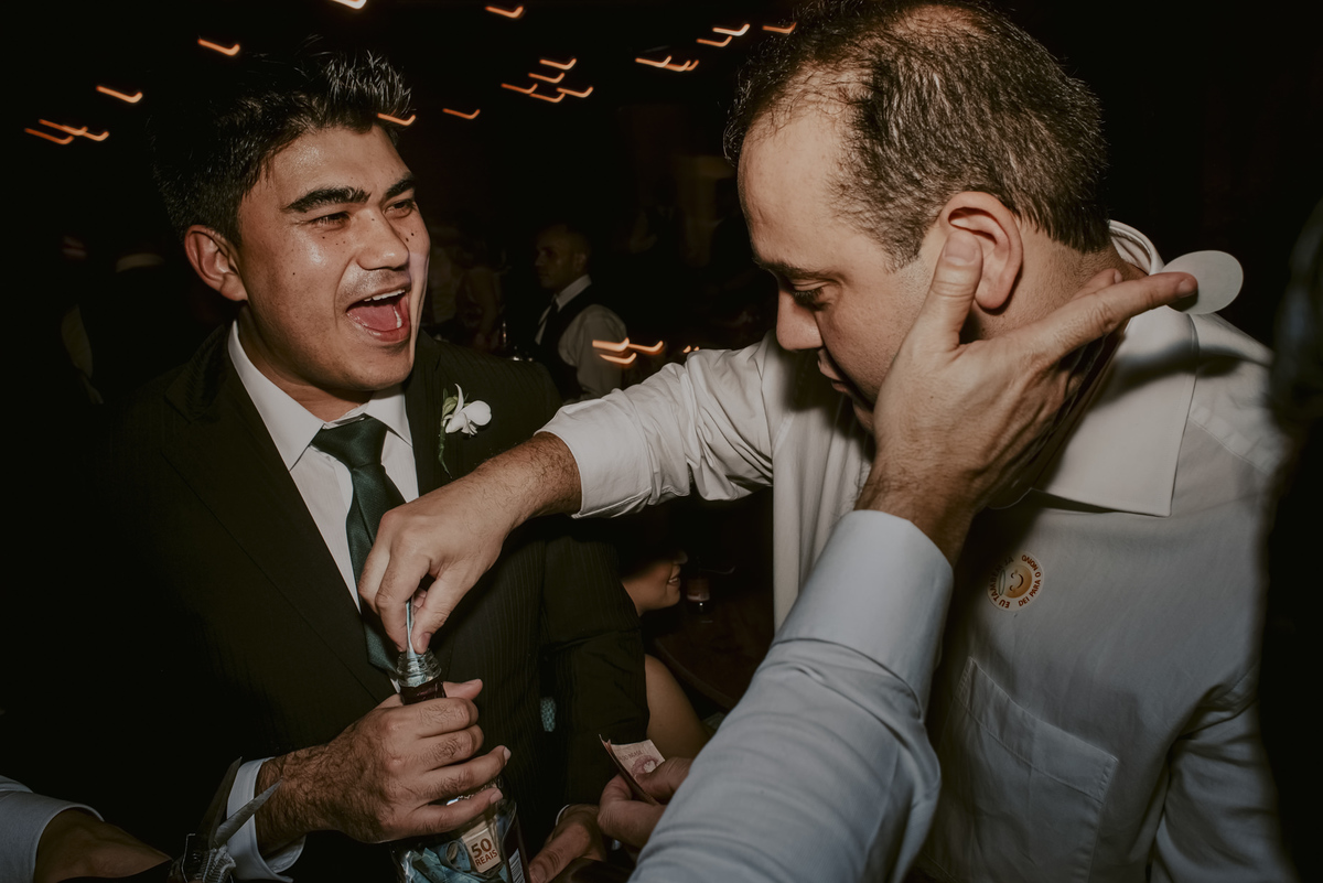 olhar de alegria do convidado durante a festa de casamento