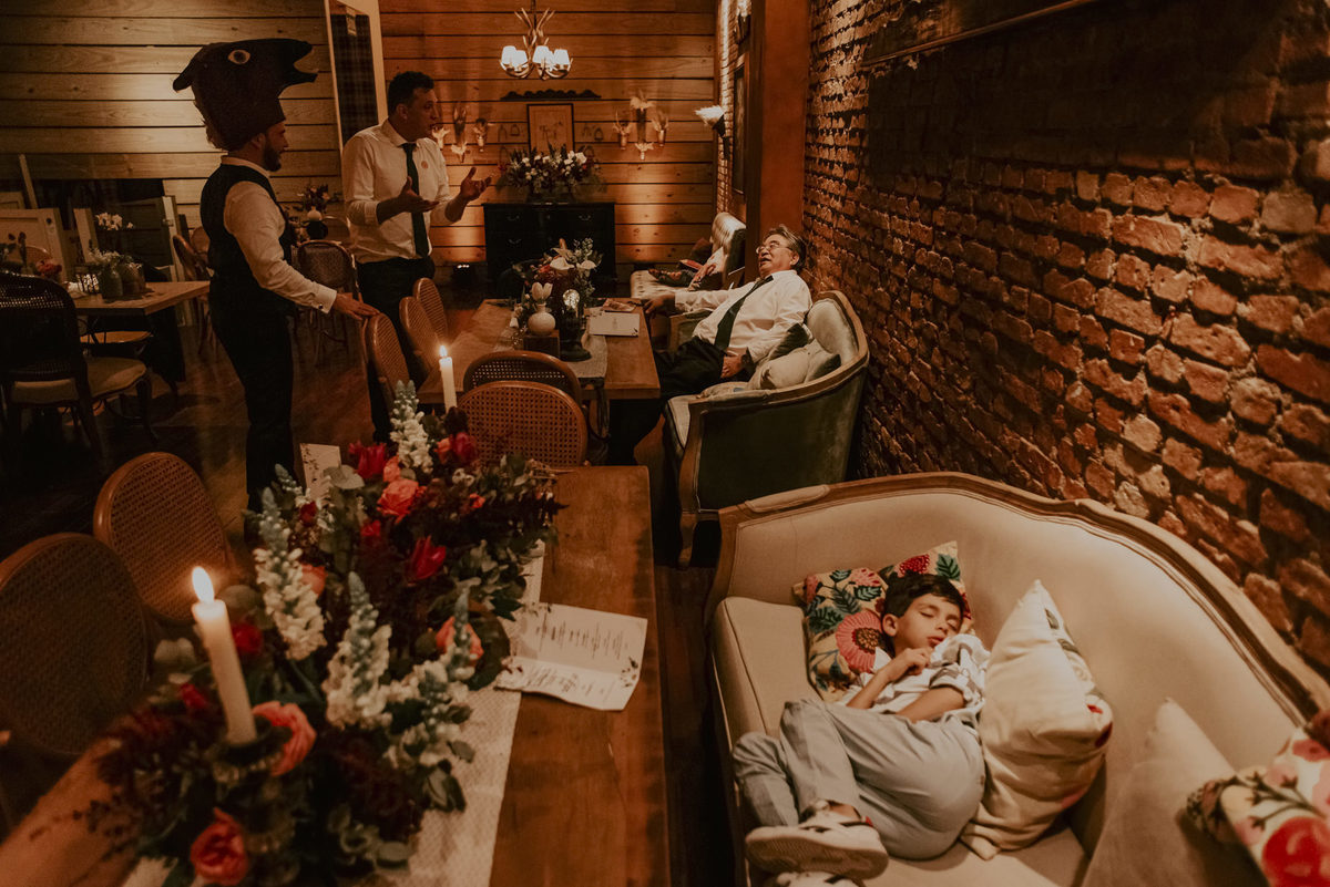 um local tranquilo dentro do espaço celeiro quintal para descansar, um cantinho aconchegante a criança dormiu na festa do casamento fotografo de casamento sp