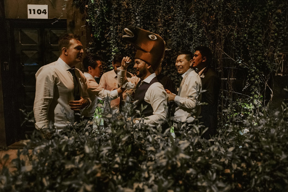 na festa do casamento o noivo aproveitando com os padrinhos 