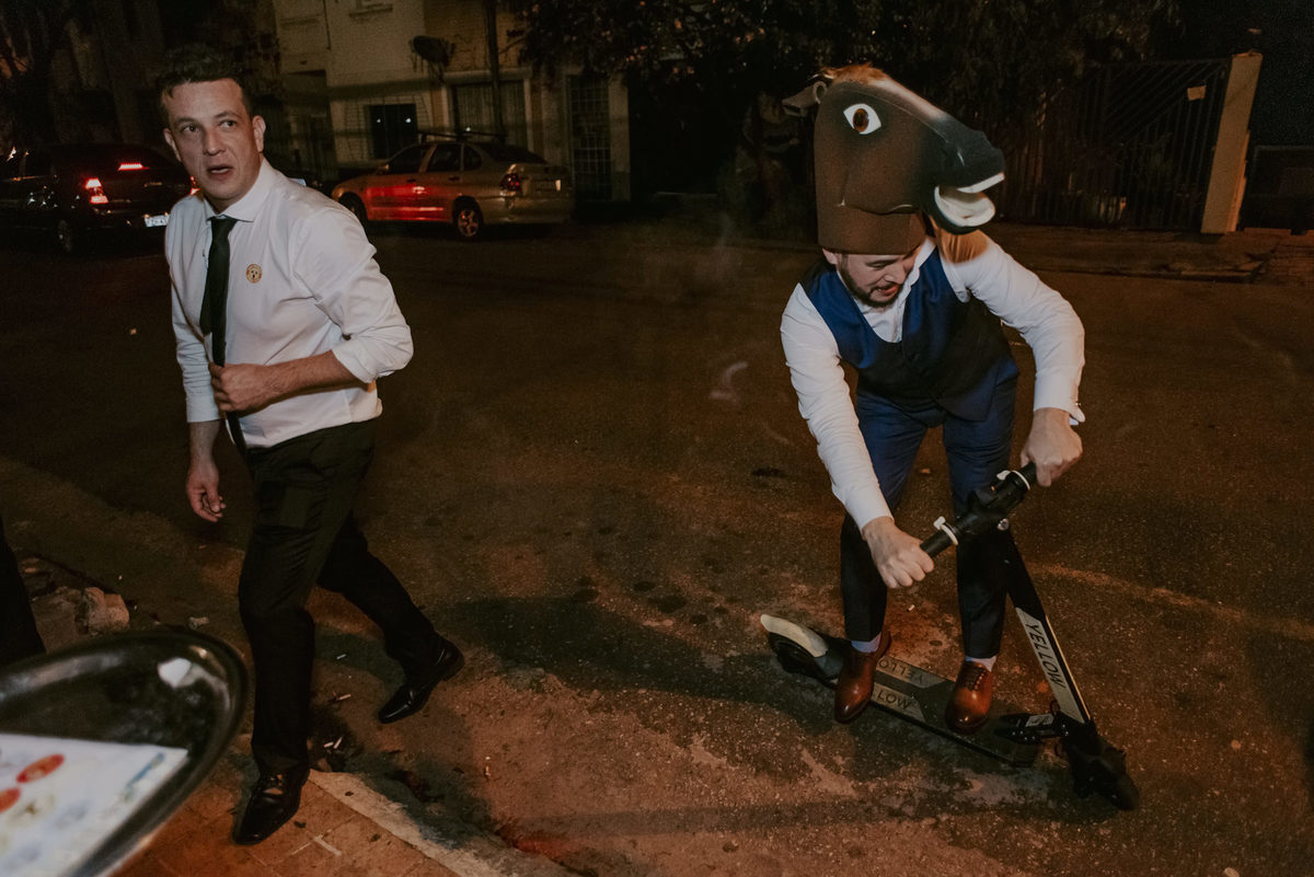 o noivo achou um patinete na rua em frente ao local do casamento e começou a dar uma volta fazendo com que o fotografo de casamento sp tirasse essa foto 