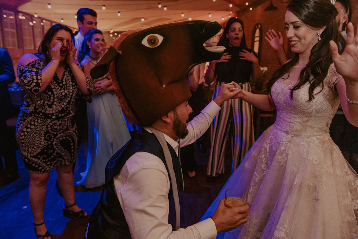 os noivos chegando ao final de um sonho realizado que foi a festa de casamento. fotografo de casamento sp 