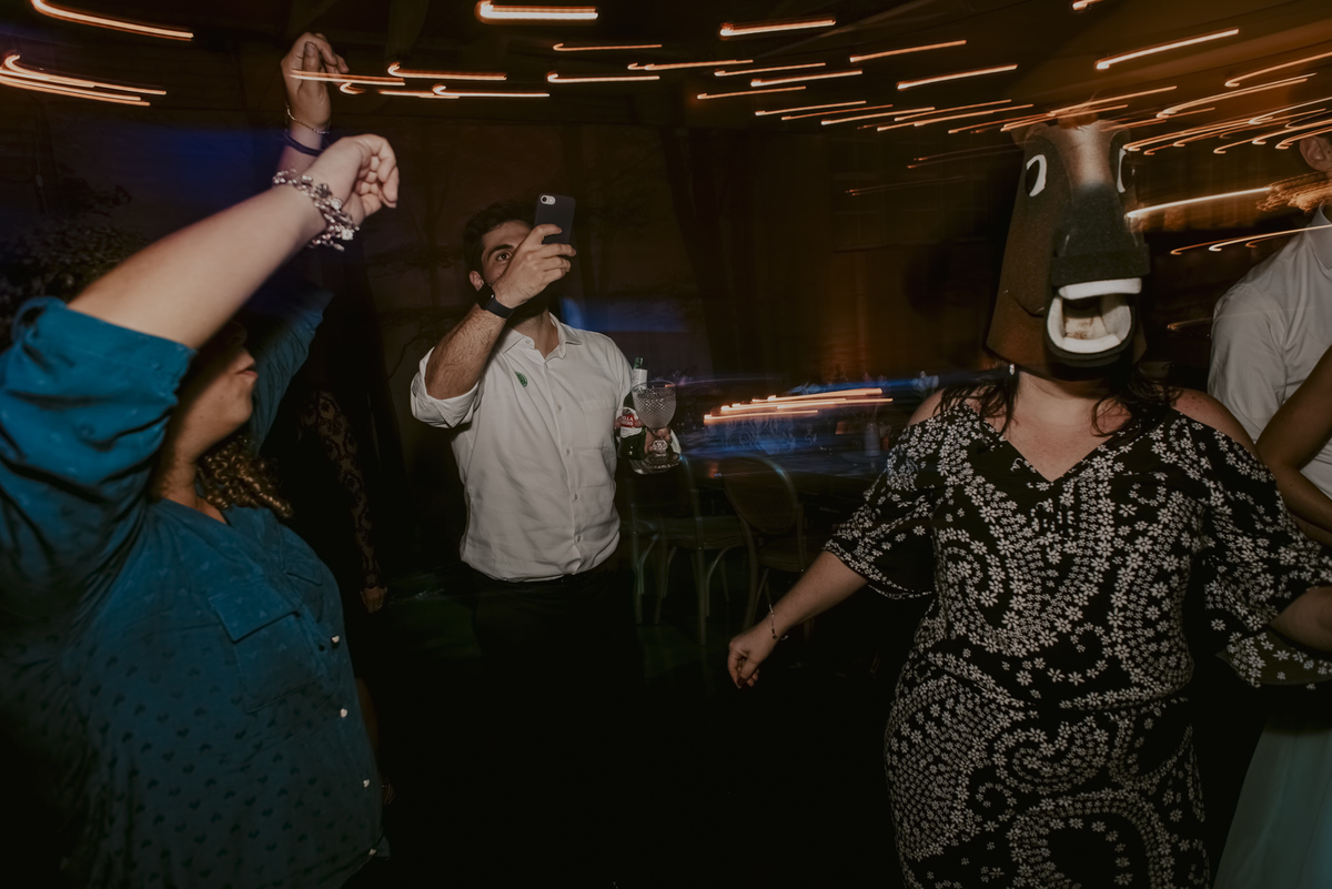 final de festa sempre tem fotos espontâneas dos últimos convidados que ficaram até o final fotografo de casamento sp