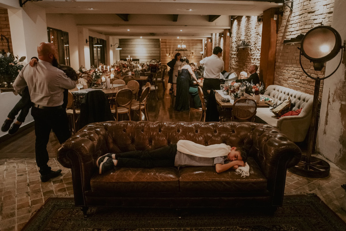 as crianças ficam cansadas na festa do casamento no espaço celeiro quintal tem um lounge para descansar essa foto incrivel feita pelo daniel okuyama fotografo de casamento sp