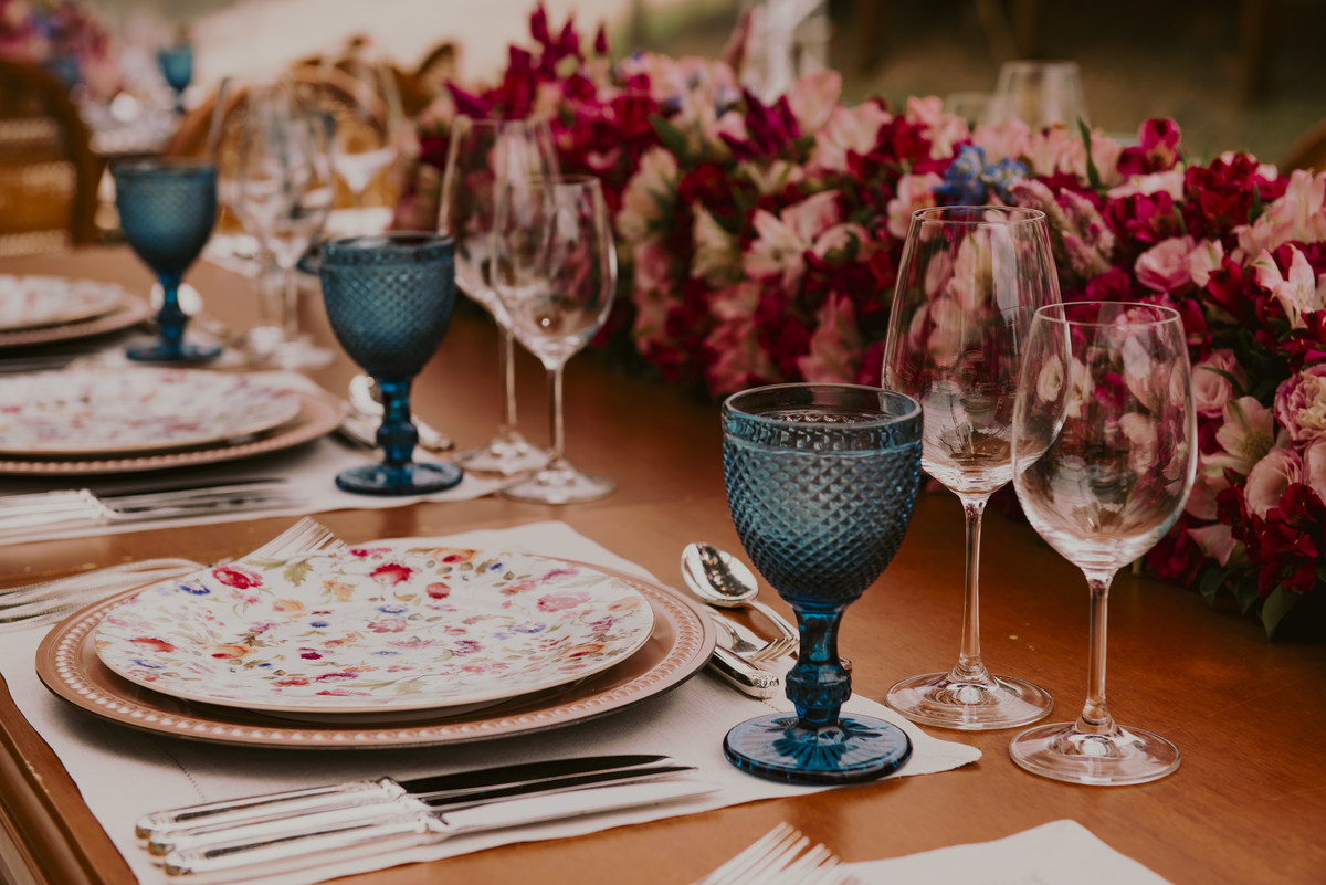 detalhes da mesa dos noivos em casamento na fazenda ao ar livre dia ensolarado 