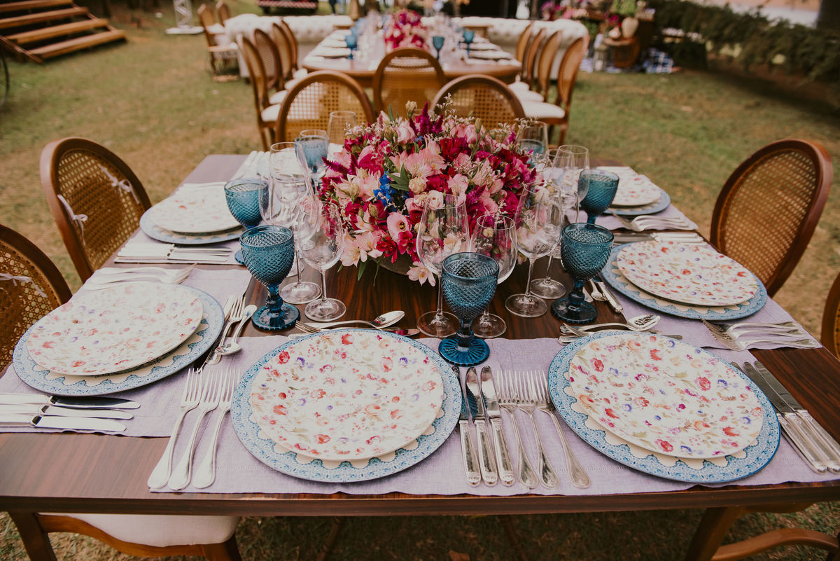 as flores coloridas de um casamento no campo