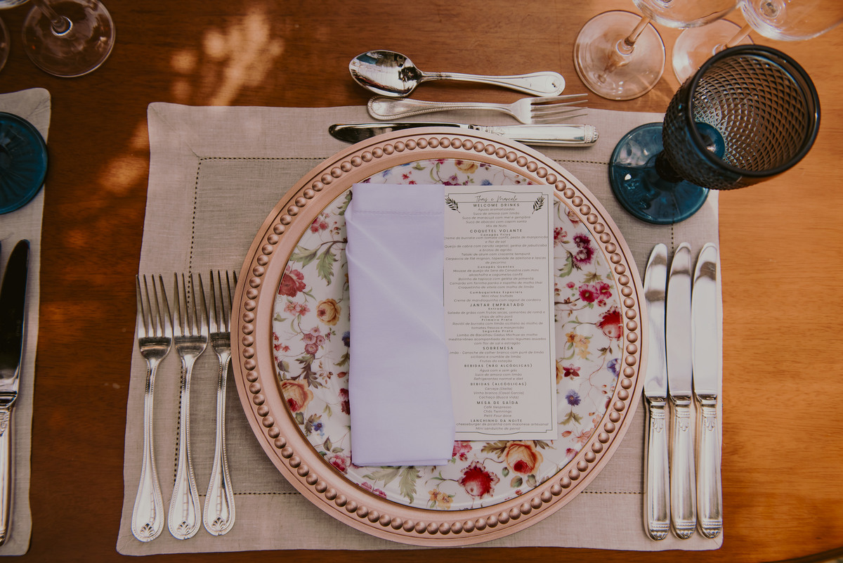 um casamento na fazenda detalhes da decoraçnao da mesa posta serve de inspiração