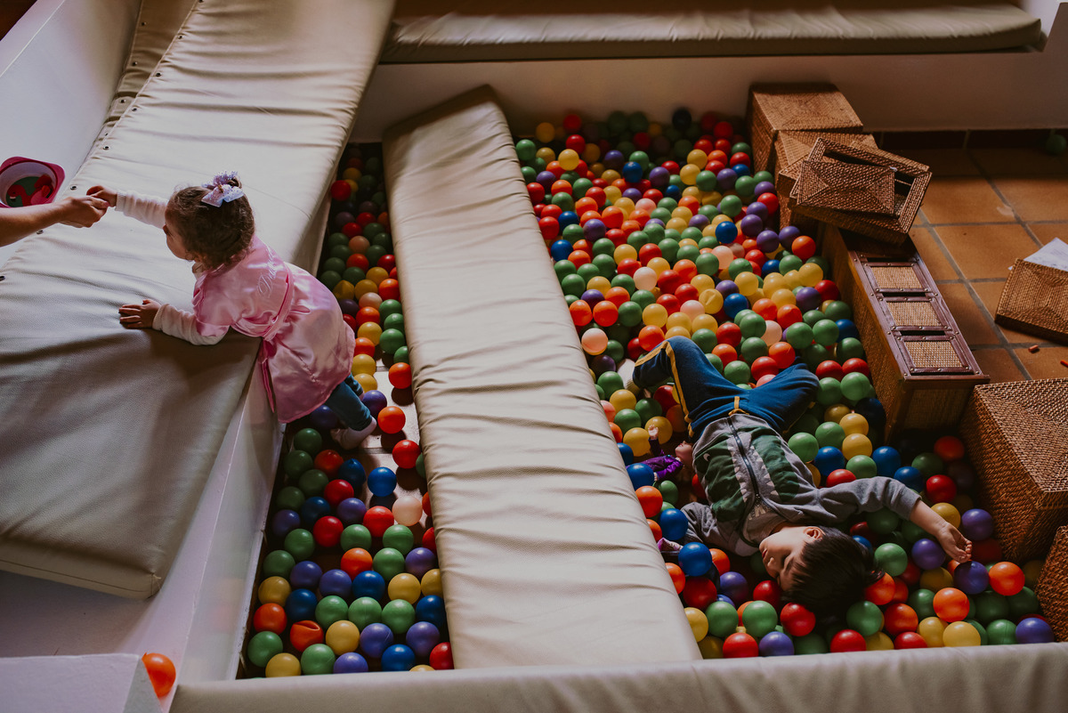 as crianças aproveitando o casamento que aconteceu no sitio ao ar livre 