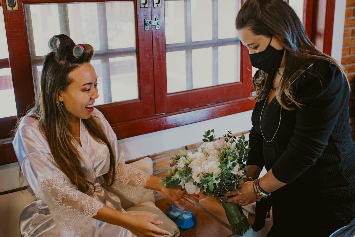 no making of da noiva o buque chegando com as flores escolhidas para o casamento celebrado ao ar livre