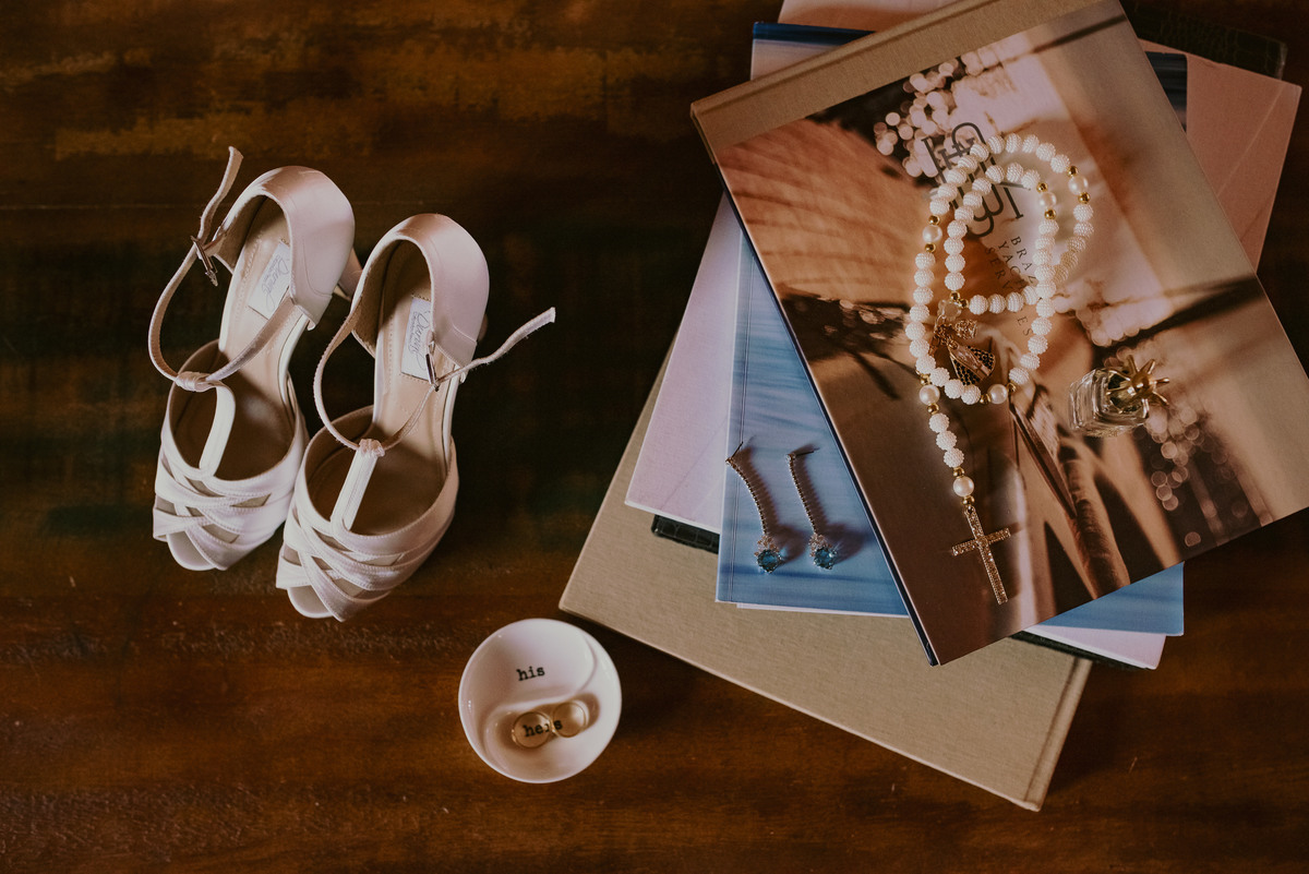 os detalhes do sapato da noiva e do acessórios de cabelo da noiva devem ser fotografados pelo daniel okuyama