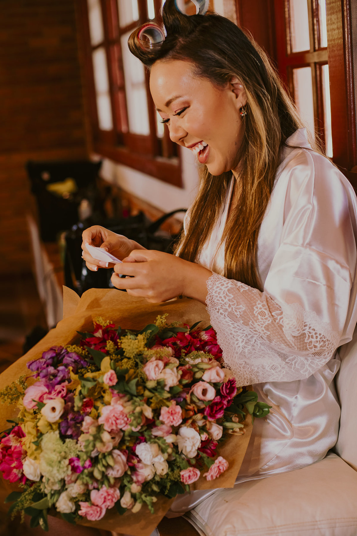 a noiva emocionada recebendo flores do noivo no dia do seu casamento