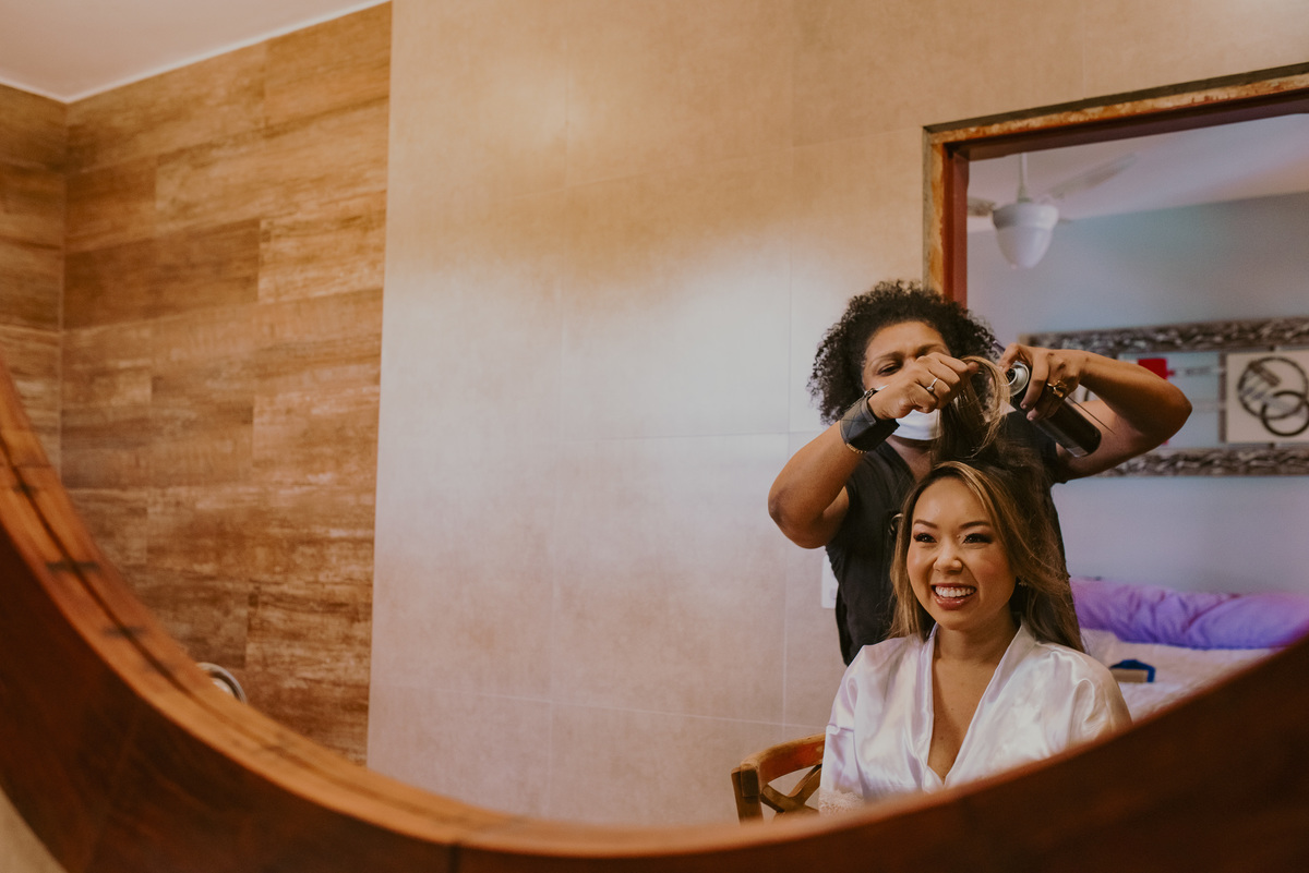 o penteado da noiva sendo criado pela cabeleireira no dia do casamento na fazenda 
