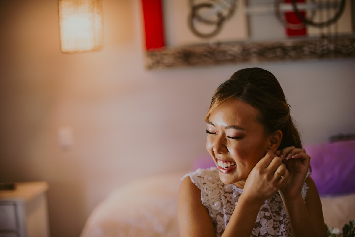 os ultimos detalhes da preparacao da noiva antes da cerimonia de casamento que foi celebrado na fazenda