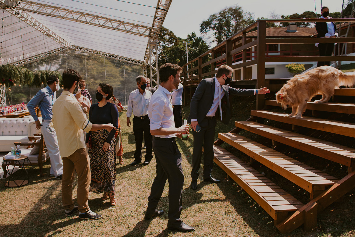 os convidados do casamento esperando a entrada da noiva 
