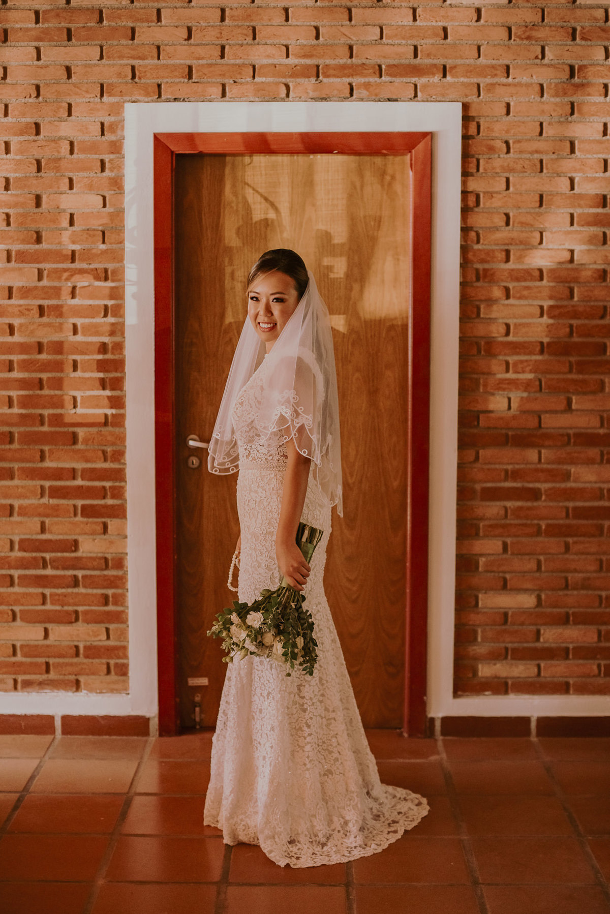 fotografia de casamento um retrato da noiva radiante e bela antes da cerimonia