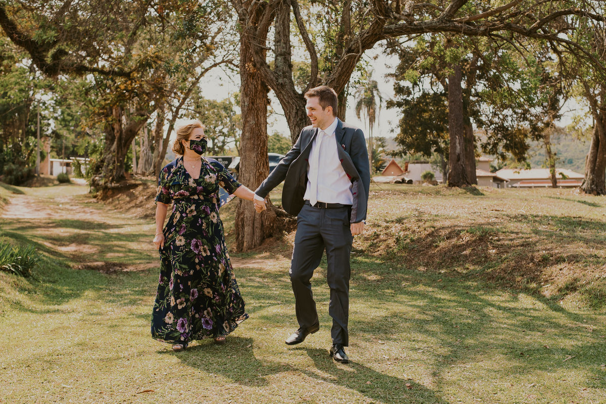 chegou a hora da entrada do noivo no casamento ao ar livre na fazenda junto com sua mãe