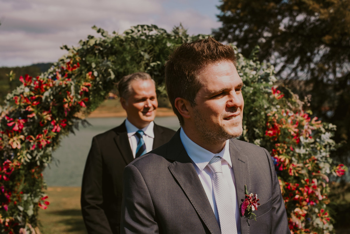 o noivo espera o grande momento da entrada da noiva casamento na fazenda 