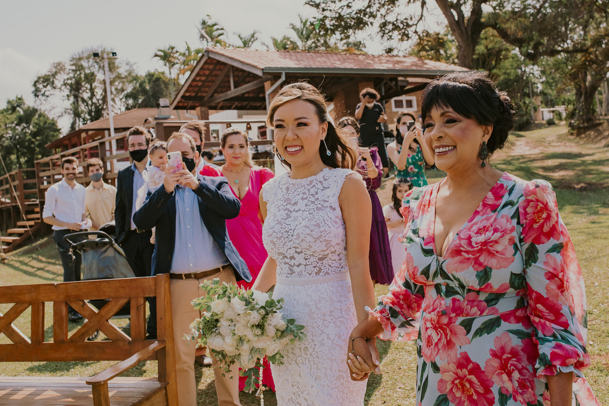 a chegada da noiva com sua mae  no casamento ao ar livre na fazenda em bragança paulista