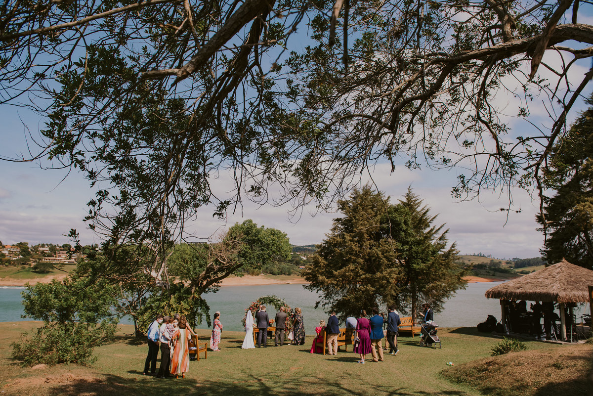 a bela imagem da foto de casamento durante a cerimonia ao ar livre, em um dia ensolarado