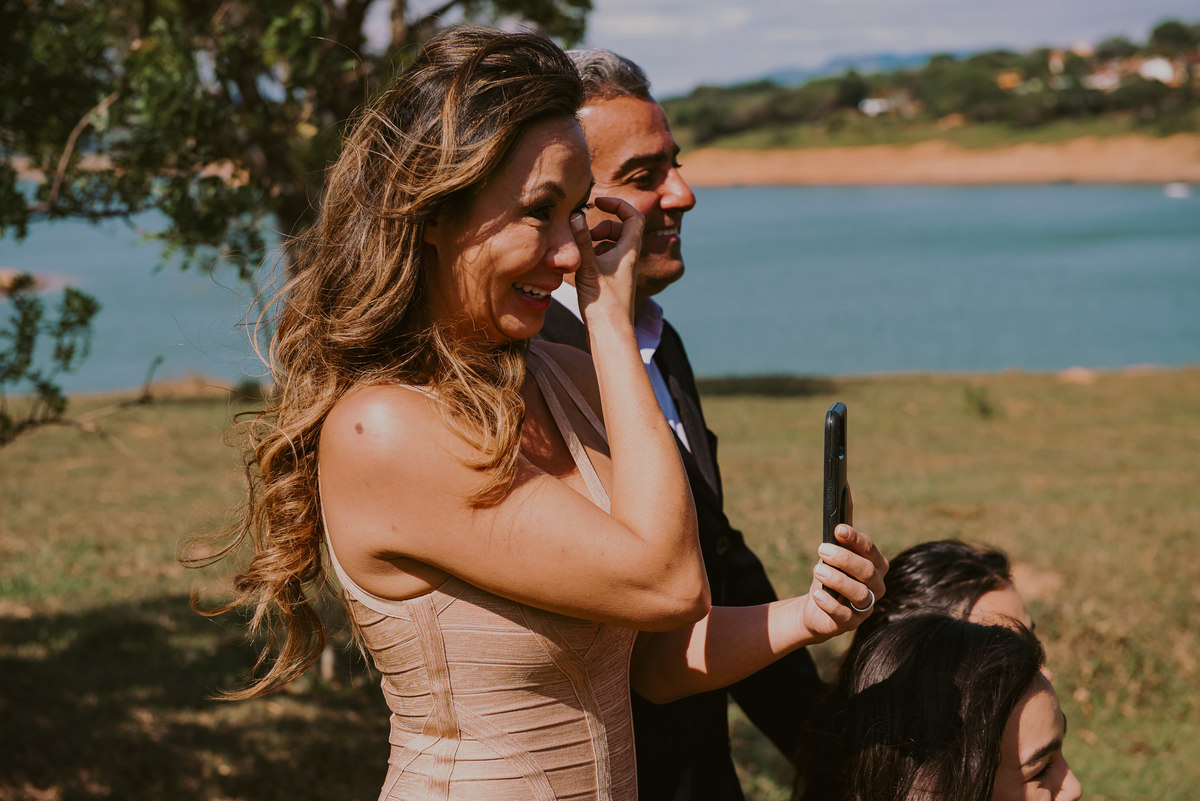 a emoção dos convidados e familiares na foto de casamento