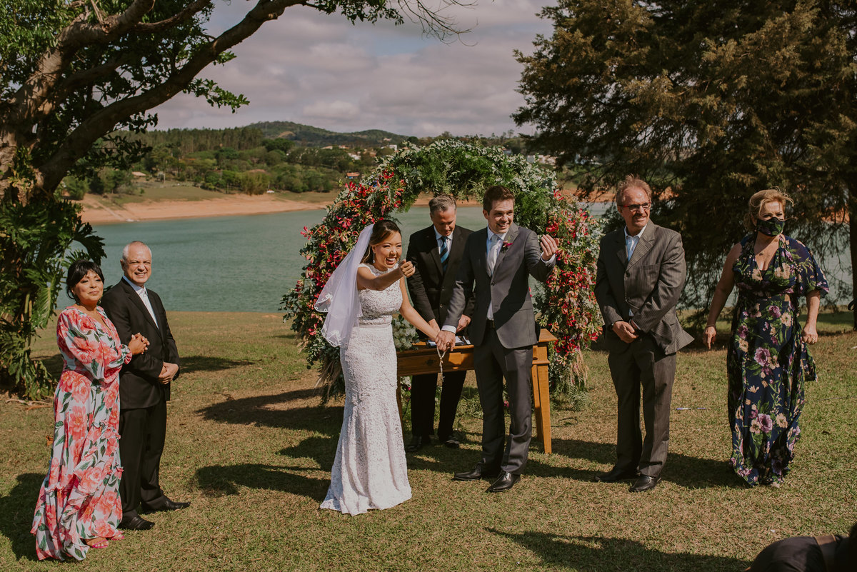 os noivos durante a cerimonia de casamento com registro feito pelo melhor fotografo de casamento de sp daniel okuyama