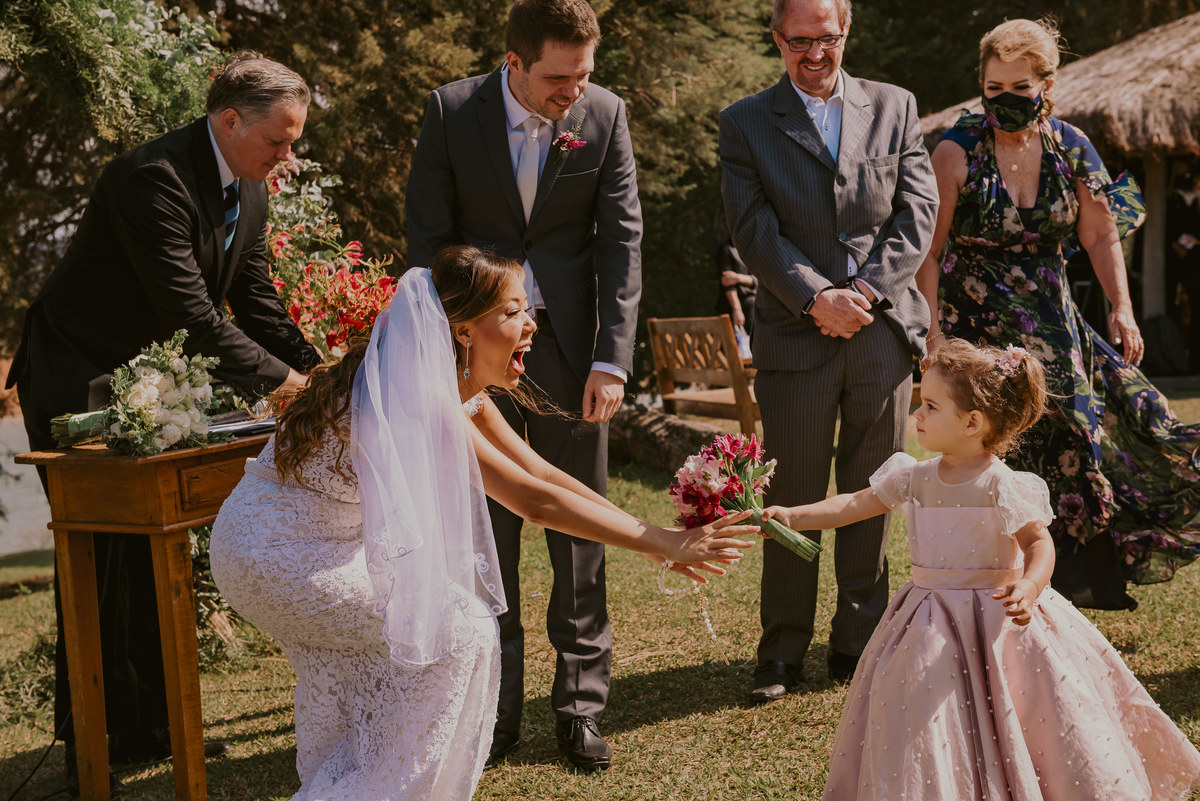 a chegada das alianças no casamento ao ar libre pelas daminhas de honra.