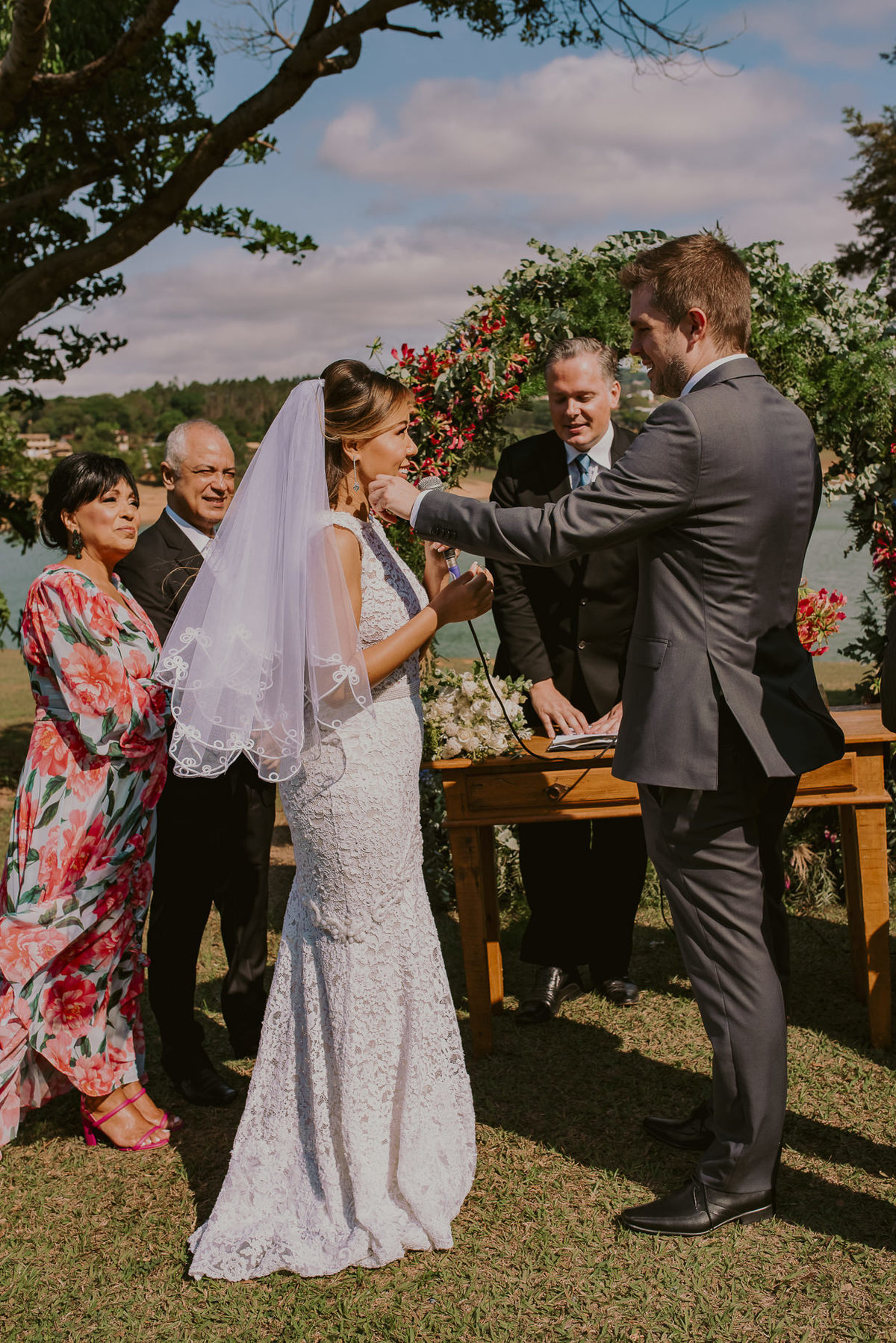 um carinho feito pelo noivo n sua noiva durante a cerimonia de casamento foto de casamento do daniel okuyama