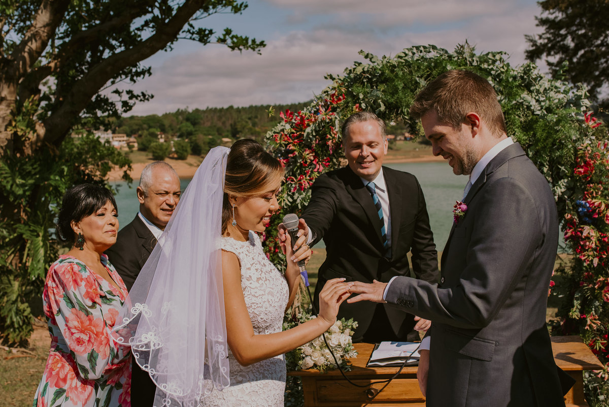 a troca de aliança no casamento ao ar livre daniel okuyama fotografia