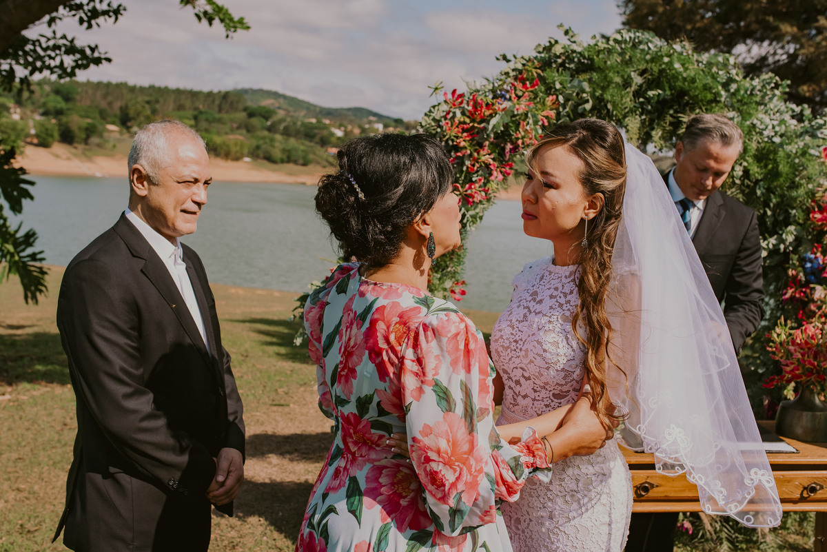 o carinho da noiva com sua mãe ao final da cerimonia de casamento ao ar livre