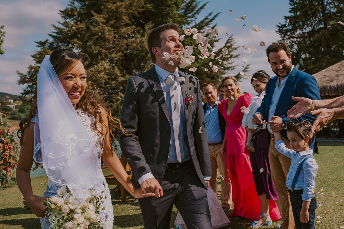 a saída dos noivos pode jogar pétalas ou arroz