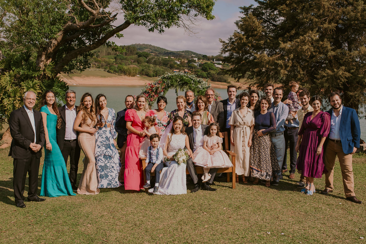 um retrato de familia com todos os convidados do casamento ao ar livre na fazenda foto melhor fotografo de casamento sp 