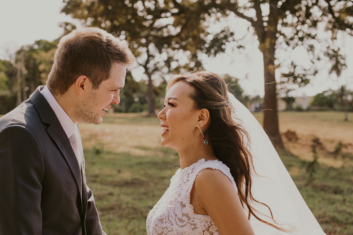 o olhar apaixonado do casal de noivos logo apos a cerimonia de casamento constance zah foto de casamento daniel okuyama