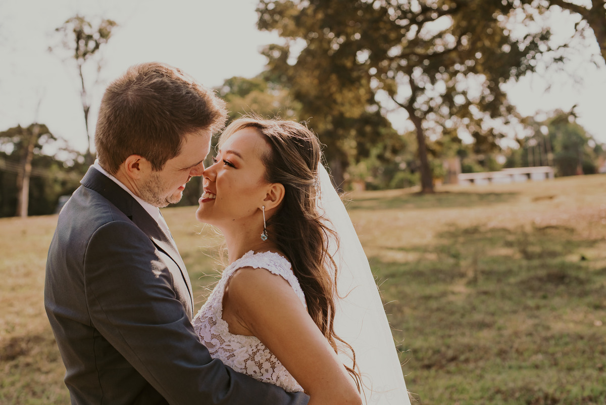 o beijo dos noivos após a cerimonia de casamento ao ar livre na fazenda pelo melhor fotografo de casamento de sp daniel okuyama