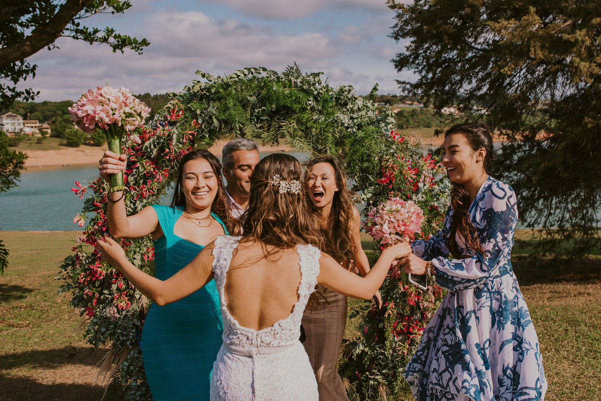 a alegria da noiva com sua familia logo apos a cerimonia de casamento fotografia de casamento