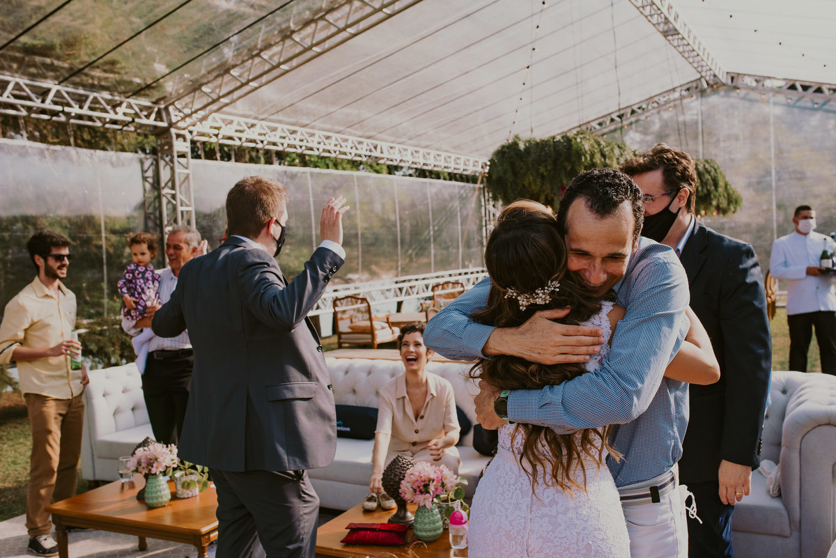 os convidados do casamento dando um gostoso abraço na noiva foto espontânea do casamento