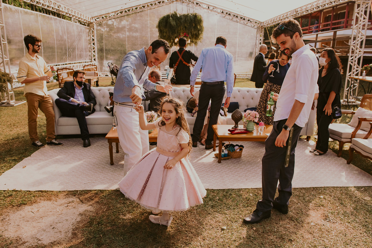 as criancas sao daminhas lindas no dia do casamento inspiração