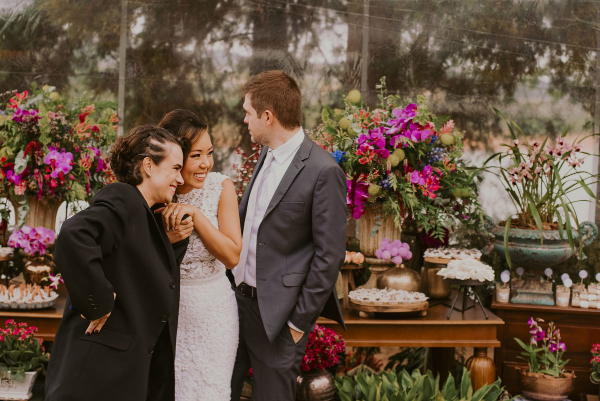 a decoraçnao de casamento colorida com flores, orquídeas e rosas pode ser inspirando