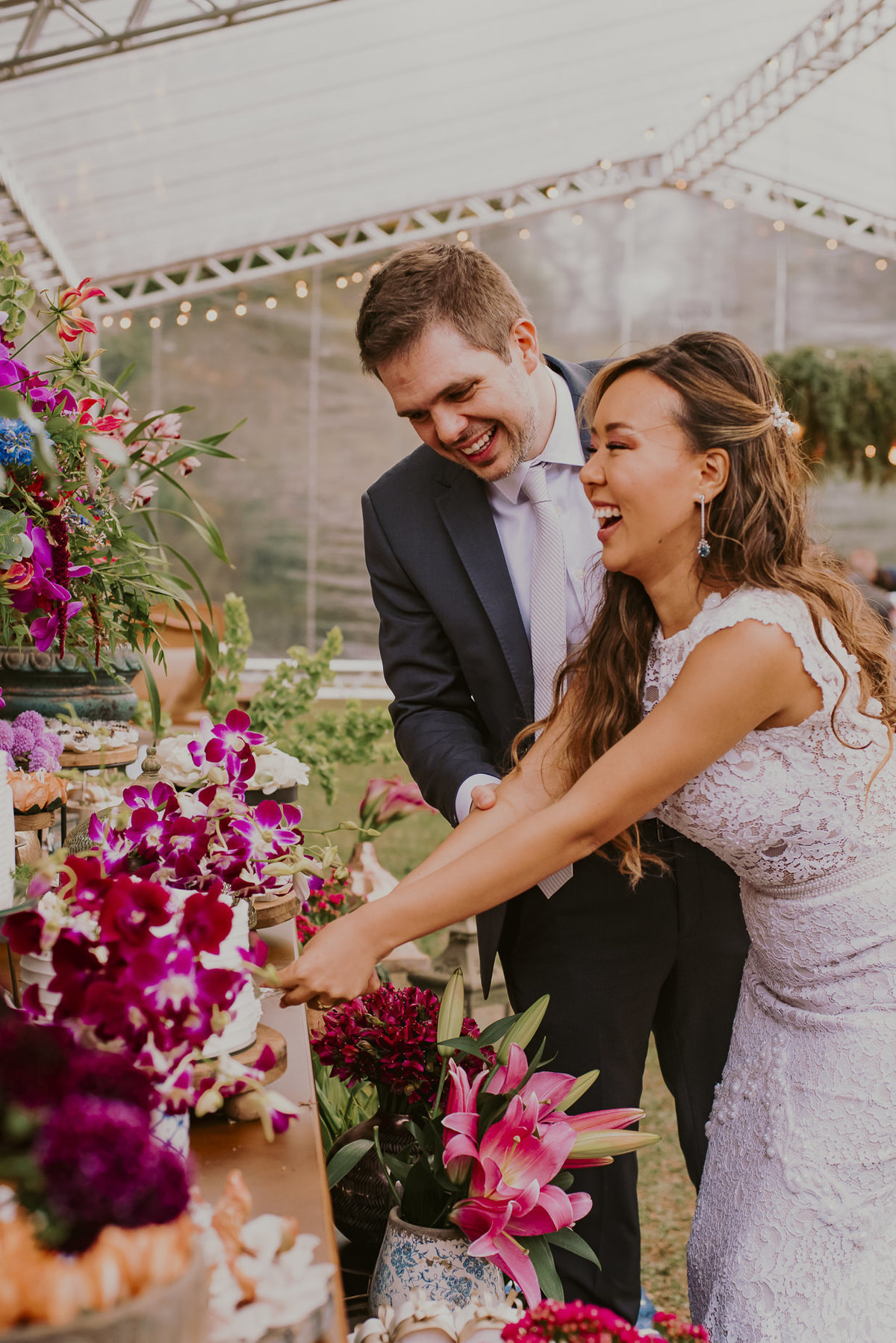 noivos queridos cortando o bolo do casamento na fazenda 