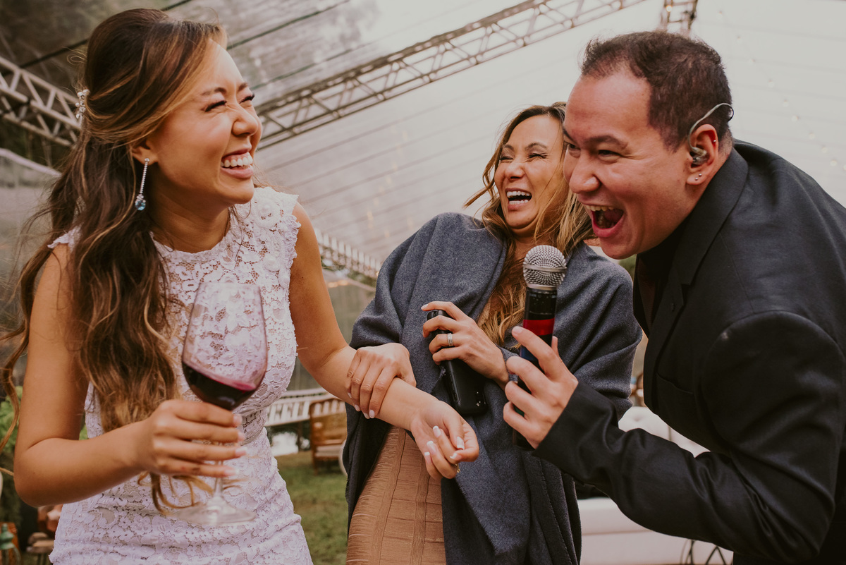 a familia curtindo na festa casamento fotografia espontânea