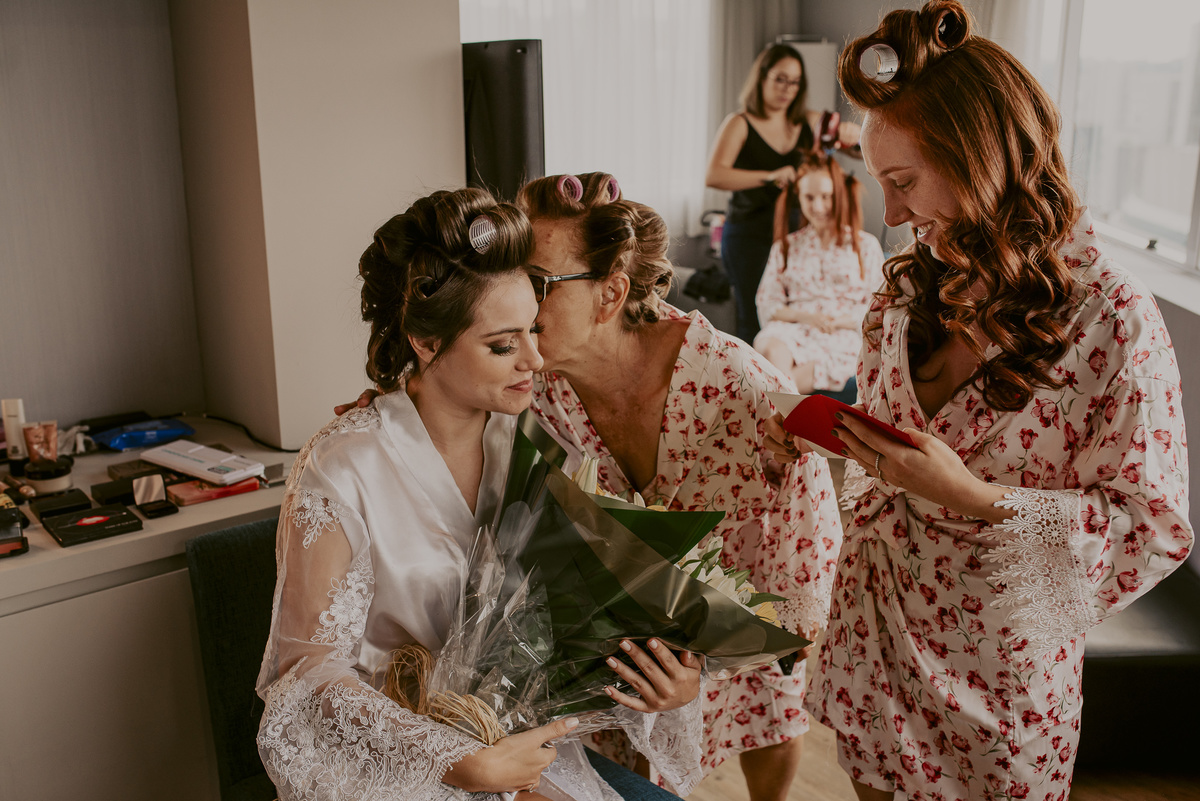 um beijo carinhoso da mãe da noiva no hotel para casar