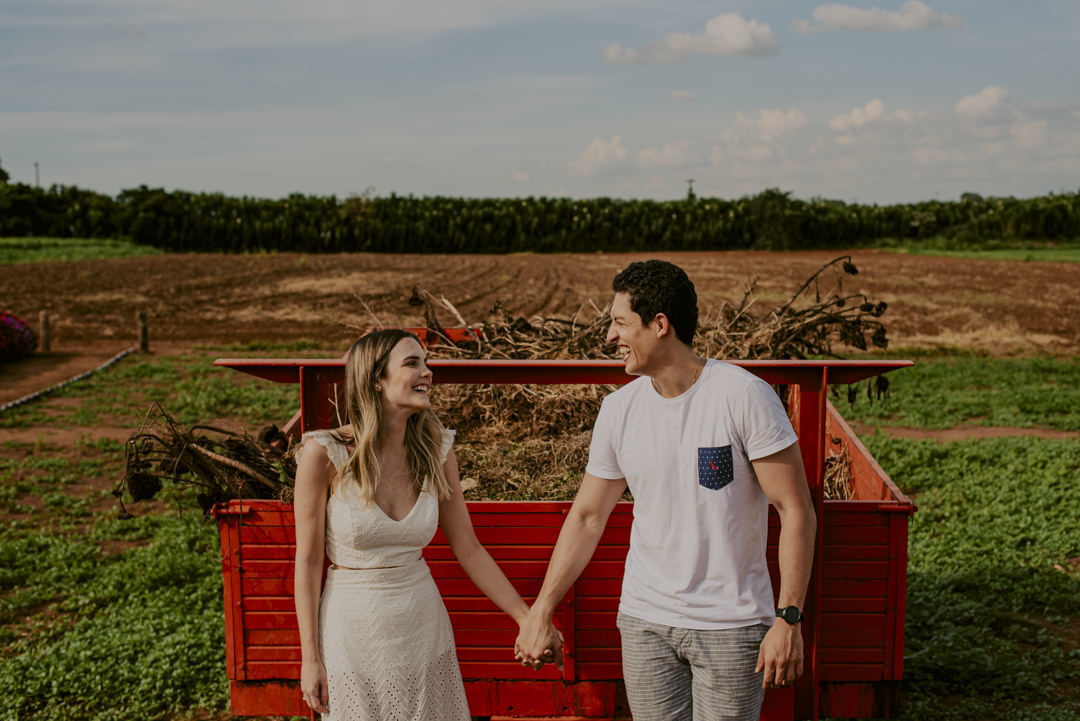 ensaio pré wedding no campo ensaio em holambra ensaio pré wedding no por do sol ensaio pré wedding inspiração foto ensaio holambra foto namorados fotografo casamento são paulo roupas para ensaio pré casamento
