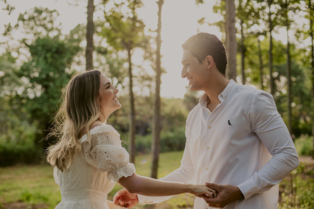 ensaio pré wedding no campo ensaio em holambra ensaio pré wedding no por do sol ensaio pré wedding inspiração foto ensaio holambra foto namorados fotografo casamento são paulo roupas para ensaio pré casamento