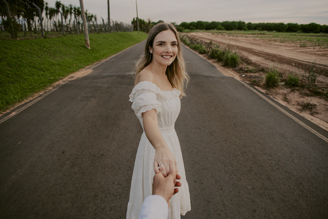 ensaio pré wedding no campo ensaio em holambra ensaio pré wedding no por do sol ensaio pré wedding inspiração foto ensaio holambra foto namorados fotografo casamento são paulo roupas para ensaio pré casamento