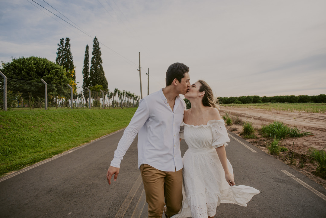 ensaio pré wedding no campo ensaio em holambra ensaio pré wedding no por do sol ensaio pré wedding inspiração foto ensaio holambra foto namorados fotografo casamento são paulo roupas para ensaio pré casamento