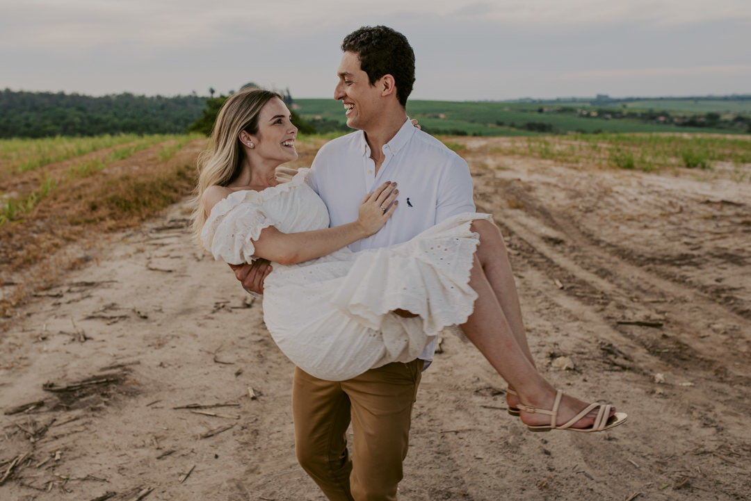 ensaio pré wedding no campo ensaio em holambra ensaio pré wedding no por do sol ensaio pré wedding inspiração foto ensaio holambra foto namorados fotografo casamento são paulo roupas para ensaio pré casamento